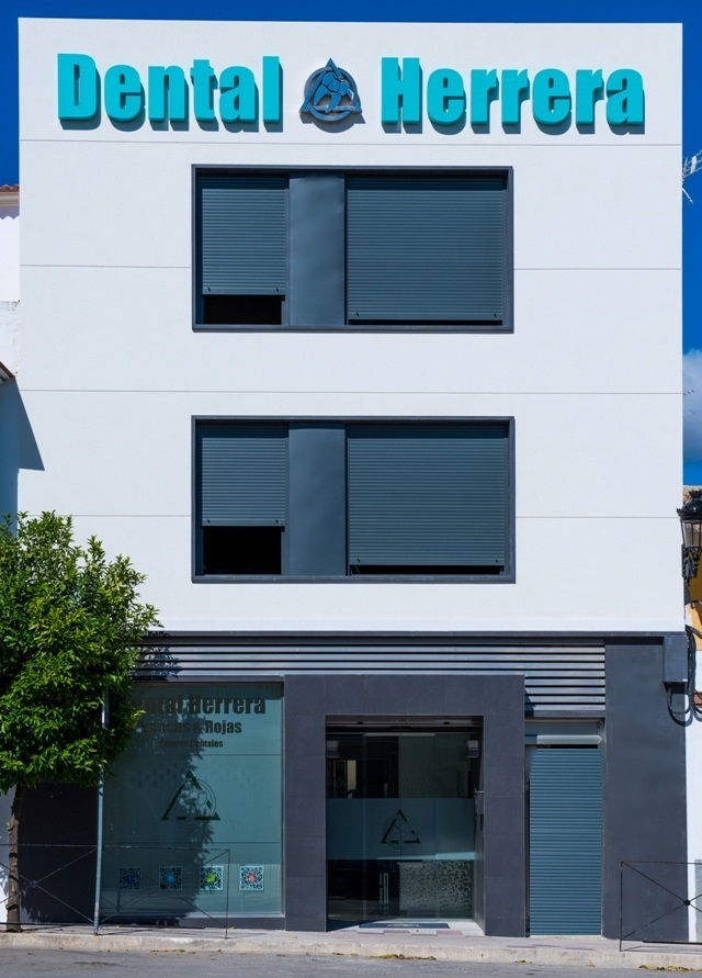 Clinica Dental Herrera. Ortodoncia, Sistema Damon, Implantes, Prótesis